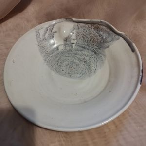 Stoneware pottery catchall bowl, beautiful design 8.5"